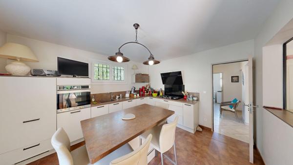 Maison à Carcassonne avec garage, jardin et piscine.