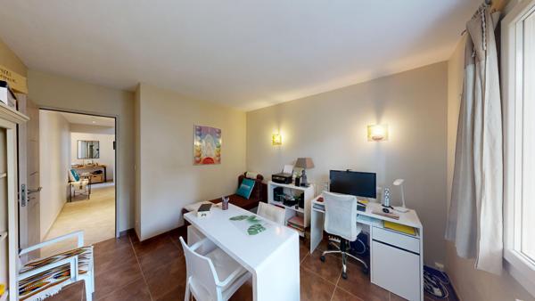 Maison à Carcassonne avec garage, jardin et piscine.