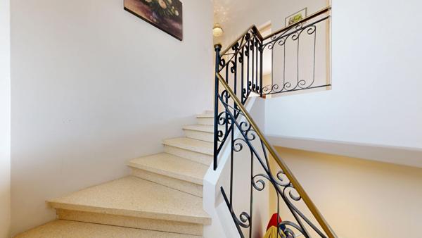 Maison à Carcassonne avec garage, jardin et piscine.