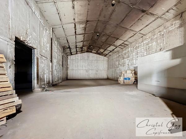 A vendre Vaas (72500), 10 minutes de Montval sur Loir, entre Tours et Le Mans – En campagne, ensemble immobilier comprenant un vaste entrepôt et une maison d'habitation