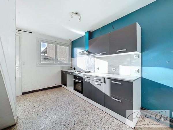 A vendre Vaas (72500), 10 minutes de Montval sur Loir, entre Tours et Le Mans – En campagne, ensemble immobilier comprenant un vaste entrepôt et une maison d'habitation