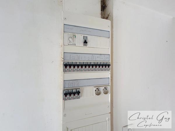 A vendre Vaas (72500), 10 minutes de Montval sur Loir, entre Tours et Le Mans – En campagne, ensemble immobilier comprenant un vaste entrepôt et une maison d'habitation