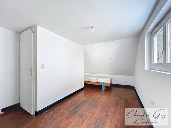 A vendre Vaas (72500), 10 minutes de Montval sur Loir, entre Tours et Le Mans – En campagne, ensemble immobilier comprenant un vaste entrepôt et une maison d'habitation