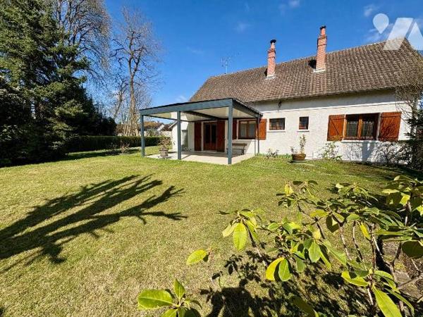 Rare opportunité au c?ur de Salbris

Située en plein centre-ville de Salbris, cette maison d'...