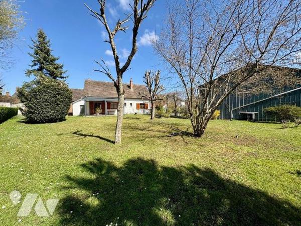 Rare opportunité au c?ur de Salbris

Située en plein centre-ville de Salbris, cette maison d'...