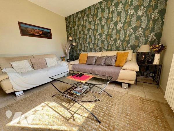 Rare opportunité au c?ur de Salbris

Située en plein centre-ville de Salbris, cette maison d'...