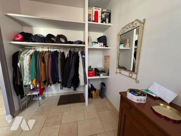 Rare opportunité au c?ur de Salbris

Située en plein centre-ville de Salbris, cette maison d'...