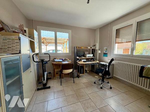 Rare opportunité au c?ur de Salbris

Située en plein centre-ville de Salbris, cette maison d'...