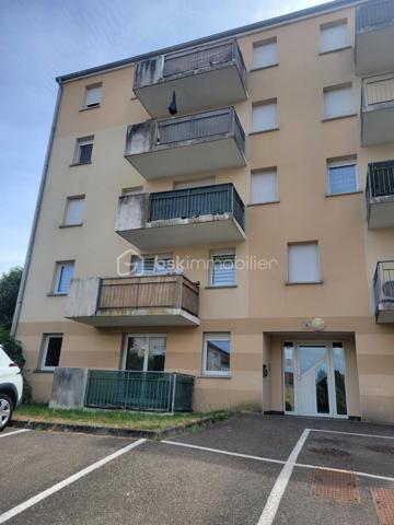 A vendre - Bel appartement T2 de 48 m² entièrement rénové avec balcon et place de parking.
Découvrez ce charmant appartement T2 de 48 m², situé en rez-de-chaussée d'un immeuble construit en 2008, au sein d'une petite copropriété calme et bien entretenue de 12 appartements.
Entièrement rénové avec goût, ce bien offre des prestations modernes et fonctionnelles.
Vous serez séduit par sa spacieuse pièce de vie, baignée de lumière grâce à une grande baie vitrée donnant accès à un agréable balcon, idéal pour profiter des beaux jours.
La cuisine, pratique et bien pensée, est complétée par un débarras, offrant un espace de rangement appréciable.
L'espace nuit se compose d'une chambre confortable avec un grand placard intégré, ainsi que d'une salle de bain équipée d'une baignoire.
Toilettes séparés.
Pour un confort optimal tout au long de l'année, l'appartement est équipé d'une climatisation.
Les atouts:
-Appartement entièrement rénové
-Petite copropriété
-Résidence de 2008
-Balcon
-Climatisation
-Place de parking
Lumineux et fonctionnel

Un bien idéal pour un premier achat, un investissement locatif ou toute personne recherchant un appartement confortable.
Prêt à emménager.
A visiter sans tarder