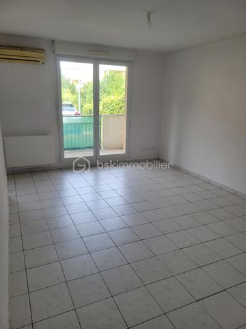 A vendre - Bel appartement T2 de 48 m² entièrement rénové avec balcon et place de parking.
Découvrez ce charmant appartement T2 de 48 m², situé en rez-de-chaussée d'un immeuble construit en 2008, au sein d'une petite copropriété calme et bien entretenue de 12 appartements.
Entièrement rénové avec goût, ce bien offre des prestations modernes et fonctionnelles.
Vous serez séduit par sa spacieuse pièce de vie, baignée de lumière grâce à une grande baie vitrée donnant accès à un agréable balcon, idéal pour profiter des beaux jours.
La cuisine, pratique et bien pensée, est complétée par un débarras, offrant un espace de rangement appréciable.
L'espace nuit se compose d'une chambre confortable avec un grand placard intégré, ainsi que d'une salle de bain équipée d'une baignoire.
Toilettes séparés.
Pour un confort optimal tout au long de l'année, l'appartement est équipé d'une climatisation.
Les atouts:
-Appartement entièrement rénové
-Petite copropriété
-Résidence de 2008
-Balcon
-Climatisation
-Place de parking
Lumineux et fonctionnel

Un bien idéal pour un premier achat, un investissement locatif ou toute personne recherchant un appartement confortable.
Prêt à emménager.
A visiter sans tarder