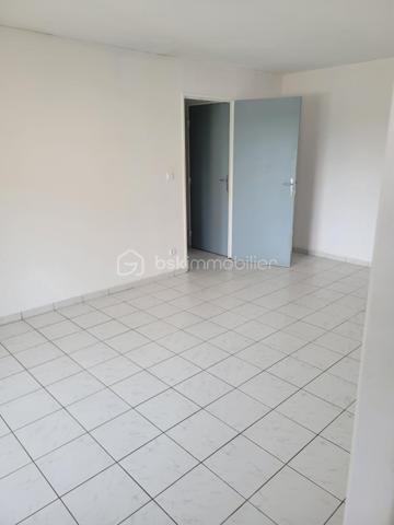 A vendre - Bel appartement T2 de 48 m² entièrement rénové avec balcon et place de parking.
Découvrez ce charmant appartement T2 de 48 m², situé en rez-de-chaussée d'un immeuble construit en 2008, au sein d'une petite copropriété calme et bien entretenue de 12 appartements.
Entièrement rénové avec goût, ce bien offre des prestations modernes et fonctionnelles.
Vous serez séduit par sa spacieuse pièce de vie, baignée de lumière grâce à une grande baie vitrée donnant accès à un agréable balcon, idéal pour profiter des beaux jours.
La cuisine, pratique et bien pensée, est complétée par un débarras, offrant un espace de rangement appréciable.
L'espace nuit se compose d'une chambre confortable avec un grand placard intégré, ainsi que d'une salle de bain équipée d'une baignoire.
Toilettes séparés.
Pour un confort optimal tout au long de l'année, l'appartement est équipé d'une climatisation.
Les atouts:
-Appartement entièrement rénové
-Petite copropriété
-Résidence de 2008
-Balcon
-Climatisation
-Place de parking
Lumineux et fonctionnel

Un bien idéal pour un premier achat, un investissement locatif ou toute personne recherchant un appartement confortable.
Prêt à emménager.
A visiter sans tarder