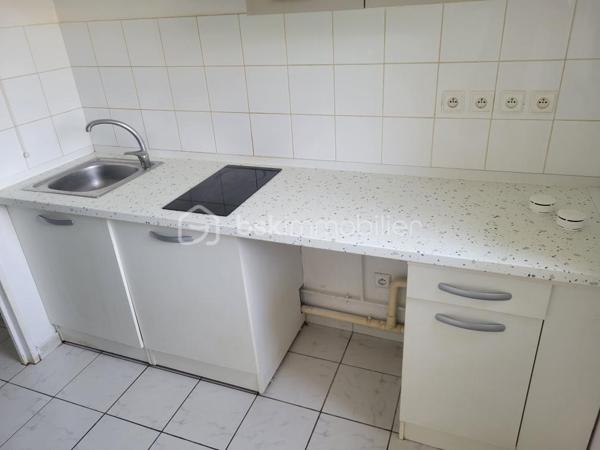 A vendre - Bel appartement T2 de 48 m² entièrement rénové avec balcon et place de parking.
Découvrez ce charmant appartement T2 de 48 m², situé en rez-de-chaussée d'un immeuble construit en 2008, au sein d'une petite copropriété calme et bien entretenue de 12 appartements.
Entièrement rénové avec goût, ce bien offre des prestations modernes et fonctionnelles.
Vous serez séduit par sa spacieuse pièce de vie, baignée de lumière grâce à une grande baie vitrée donnant accès à un agréable balcon, idéal pour profiter des beaux jours.
La cuisine, pratique et bien pensée, est complétée par un débarras, offrant un espace de rangement appréciable.
L'espace nuit se compose d'une chambre confortable avec un grand placard intégré, ainsi que d'une salle de bain équipée d'une baignoire.
Toilettes séparés.
Pour un confort optimal tout au long de l'année, l'appartement est équipé d'une climatisation.
Les atouts:
-Appartement entièrement rénové
-Petite copropriété
-Résidence de 2008
-Balcon
-Climatisation
-Place de parking
Lumineux et fonctionnel

Un bien idéal pour un premier achat, un investissement locatif ou toute personne recherchant un appartement confortable.
Prêt à emménager.
A visiter sans tarder