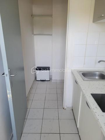 A vendre - Bel appartement T2 de 48 m² entièrement rénové avec balcon et place de parking.
Découvrez ce charmant appartement T2 de 48 m², situé en rez-de-chaussée d'un immeuble construit en 2008, au sein d'une petite copropriété calme et bien entretenue de 12 appartements.
Entièrement rénové avec goût, ce bien offre des prestations modernes et fonctionnelles.
Vous serez séduit par sa spacieuse pièce de vie, baignée de lumière grâce à une grande baie vitrée donnant accès à un agréable balcon, idéal pour profiter des beaux jours.
La cuisine, pratique et bien pensée, est complétée par un débarras, offrant un espace de rangement appréciable.
L'espace nuit se compose d'une chambre confortable avec un grand placard intégré, ainsi que d'une salle de bain équipée d'une baignoire.
Toilettes séparés.
Pour un confort optimal tout au long de l'année, l'appartement est équipé d'une climatisation.
Les atouts:
-Appartement entièrement rénové
-Petite copropriété
-Résidence de 2008
-Balcon
-Climatisation
-Place de parking
Lumineux et fonctionnel

Un bien idéal pour un premier achat, un investissement locatif ou toute personne recherchant un appartement confortable.
Prêt à emménager.
A visiter sans tarder