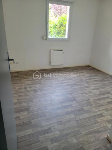A vendre - Bel appartement T2 de 48 m² entièrement rénové avec balcon et place de parking.
Découvrez ce charmant appartement T2 de 48 m², situé en rez-de-chaussée d'un immeuble construit en 2008, au sein d'une petite copropriété calme et bien entretenue de 12 appartements.
Entièrement rénové avec goût, ce bien offre des prestations modernes et fonctionnelles.
Vous serez séduit par sa spacieuse pièce de vie, baignée de lumière grâce à une grande baie vitrée donnant accès à un agréable balcon, idéal pour profiter des beaux jours.
La cuisine, pratique et bien pensée, est complétée par un débarras, offrant un espace de rangement appréciable.
L'espace nuit se compose d'une chambre confortable avec un grand placard intégré, ainsi que d'une salle de bain équipée d'une baignoire.
Toilettes séparés.
Pour un confort optimal tout au long de l'année, l'appartement est équipé d'une climatisation.
Les atouts:
-Appartement entièrement rénové
-Petite copropriété
-Résidence de 2008
-Balcon
-Climatisation
-Place de parking
Lumineux et fonctionnel

Un bien idéal pour un premier achat, un investissement locatif ou toute personne recherchant un appartement confortable.
Prêt à emménager.
A visiter sans tarder