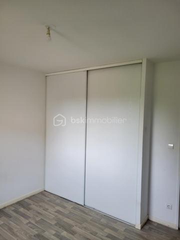 A vendre - Bel appartement T2 de 48 m² entièrement rénové avec balcon et place de parking.
Découvrez ce charmant appartement T2 de 48 m², situé en rez-de-chaussée d'un immeuble construit en 2008, au sein d'une petite copropriété calme et bien entretenue de 12 appartements.
Entièrement rénové avec goût, ce bien offre des prestations modernes et fonctionnelles.
Vous serez séduit par sa spacieuse pièce de vie, baignée de lumière grâce à une grande baie vitrée donnant accès à un agréable balcon, idéal pour profiter des beaux jours.
La cuisine, pratique et bien pensée, est complétée par un débarras, offrant un espace de rangement appréciable.
L'espace nuit se compose d'une chambre confortable avec un grand placard intégré, ainsi que d'une salle de bain équipée d'une baignoire.
Toilettes séparés.
Pour un confort optimal tout au long de l'année, l'appartement est équipé d'une climatisation.
Les atouts:
-Appartement entièrement rénové
-Petite copropriété
-Résidence de 2008
-Balcon
-Climatisation
-Place de parking
Lumineux et fonctionnel

Un bien idéal pour un premier achat, un investissement locatif ou toute personne recherchant un appartement confortable.
Prêt à emménager.
A visiter sans tarder