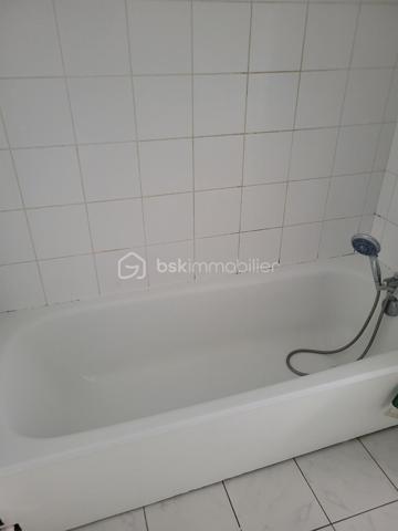 A vendre - Bel appartement T2 de 48 m² entièrement rénové avec balcon et place de parking.
Découvrez ce charmant appartement T2 de 48 m², situé en rez-de-chaussée d'un immeuble construit en 2008, au sein d'une petite copropriété calme et bien entretenue de 12 appartements.
Entièrement rénové avec goût, ce bien offre des prestations modernes et fonctionnelles.
Vous serez séduit par sa spacieuse pièce de vie, baignée de lumière grâce à une grande baie vitrée donnant accès à un agréable balcon, idéal pour profiter des beaux jours.
La cuisine, pratique et bien pensée, est complétée par un débarras, offrant un espace de rangement appréciable.
L'espace nuit se compose d'une chambre confortable avec un grand placard intégré, ainsi que d'une salle de bain équipée d'une baignoire.
Toilettes séparés.
Pour un confort optimal tout au long de l'année, l'appartement est équipé d'une climatisation.
Les atouts:
-Appartement entièrement rénové
-Petite copropriété
-Résidence de 2008
-Balcon
-Climatisation
-Place de parking
Lumineux et fonctionnel

Un bien idéal pour un premier achat, un investissement locatif ou toute personne recherchant un appartement confortable.
Prêt à emménager.
A visiter sans tarder