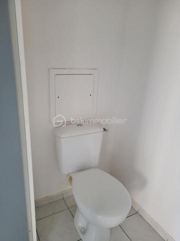 A vendre - Bel appartement T2 de 48 m² entièrement rénové avec balcon et place de parking.
Découvrez ce charmant appartement T2 de 48 m², situé en rez-de-chaussée d'un immeuble construit en 2008, au sein d'une petite copropriété calme et bien entretenue de 12 appartements.
Entièrement rénové avec goût, ce bien offre des prestations modernes et fonctionnelles.
Vous serez séduit par sa spacieuse pièce de vie, baignée de lumière grâce à une grande baie vitrée donnant accès à un agréable balcon, idéal pour profiter des beaux jours.
La cuisine, pratique et bien pensée, est complétée par un débarras, offrant un espace de rangement appréciable.
L'espace nuit se compose d'une chambre confortable avec un grand placard intégré, ainsi que d'une salle de bain équipée d'une baignoire.
Toilettes séparés.
Pour un confort optimal tout au long de l'année, l'appartement est équipé d'une climatisation.
Les atouts:
-Appartement entièrement rénové
-Petite copropriété
-Résidence de 2008
-Balcon
-Climatisation
-Place de parking
Lumineux et fonctionnel

Un bien idéal pour un premier achat, un investissement locatif ou toute personne recherchant un appartement confortable.
Prêt à emménager.
A visiter sans tarder