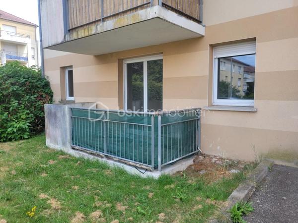 A vendre - Bel appartement T2 de 48 m² entièrement rénové avec balcon et place de parking.
Découvrez ce charmant appartement T2 de 48 m², situé en rez-de-chaussée d'un immeuble construit en 2008, au sein d'une petite copropriété calme et bien entretenue de 12 appartements.
Entièrement rénové avec goût, ce bien offre des prestations modernes et fonctionnelles.
Vous serez séduit par sa spacieuse pièce de vie, baignée de lumière grâce à une grande baie vitrée donnant accès à un agréable balcon, idéal pour profiter des beaux jours.
La cuisine, pratique et bien pensée, est complétée par un débarras, offrant un espace de rangement appréciable.
L'espace nuit se compose d'une chambre confortable avec un grand placard intégré, ainsi que d'une salle de bain équipée d'une baignoire.
Toilettes séparés.
Pour un confort optimal tout au long de l'année, l'appartement est équipé d'une climatisation.
Les atouts:
-Appartement entièrement rénové
-Petite copropriété
-Résidence de 2008
-Balcon
-Climatisation
-Place de parking
Lumineux et fonctionnel

Un bien idéal pour un premier achat, un investissement locatif ou toute personne recherchant un appartement confortable.
Prêt à emménager.
A visiter sans tarder