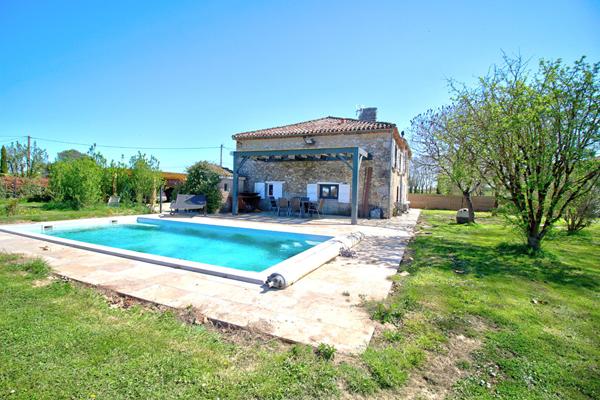Maison de caractère en pierres de 152 m² avec piscine, carport, dépendance sur un terrain de 1800 m² environ.