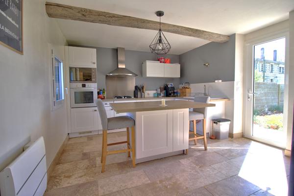 Maison de caractère en pierres de 152 m² avec piscine, carport, dépendance sur un terrain de 1800 m² environ.