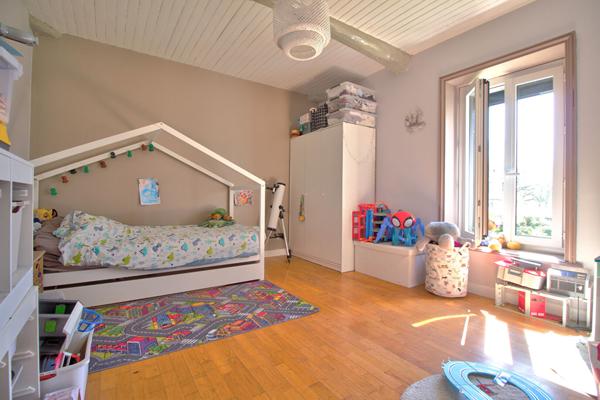 Maison de caractère en pierres de 152 m² avec piscine, carport, dépendance sur un terrain de 1800 m² environ.