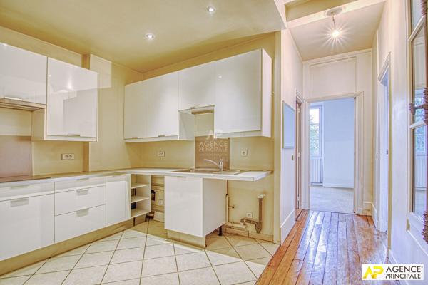 Versailles Rive-Droite Appartement 4 pièces environ 80m² carrez situé au 1er étage avec cave et local vélos 695 000 € ** - Référence 27257