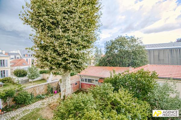 Versailles Rive-Droite Appartement 4 pièces environ 80m² carrez situé au 1er étage avec cave et local vélos 695 000 € ** - Référence 27257