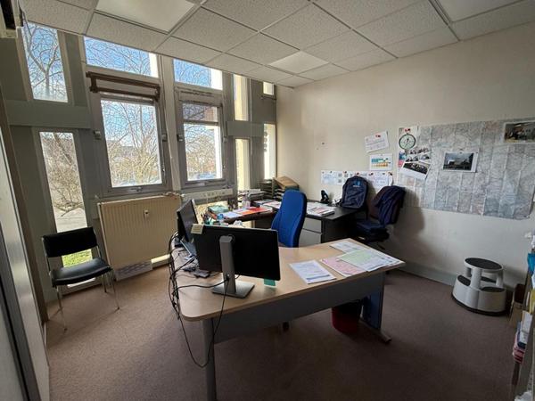 03400 YZEURE - BUREAUX  250 m²