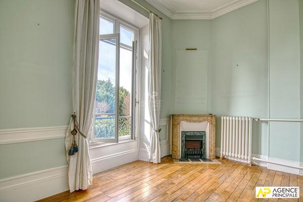 Le Chesnay lSt Jean imite Versailles Rive-Droite Appartement 7 pièces 214.70 m² au sol -207 m² carrez) situé dans un immeuble Haussmannien avec ascenseur €1 345 000 ** - Référence 25567