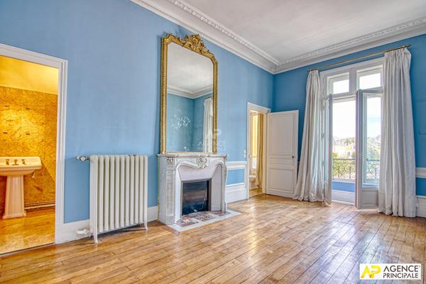 Le Chesnay lSt Jean imite Versailles Rive-Droite Appartement 7 pièces 214.70 m² au sol -207 m² carrez) situé dans un immeuble Haussmannien avec ascenseur €1 345 000 ** - Référence 25567