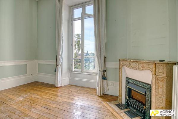 Le Chesnay lSt Jean imite Versailles Rive-Droite Appartement 7 pièces 214.70 m² au sol -207 m² carrez) situé dans un immeuble Haussmannien avec ascenseur €1 345 000 ** - Référence 25567