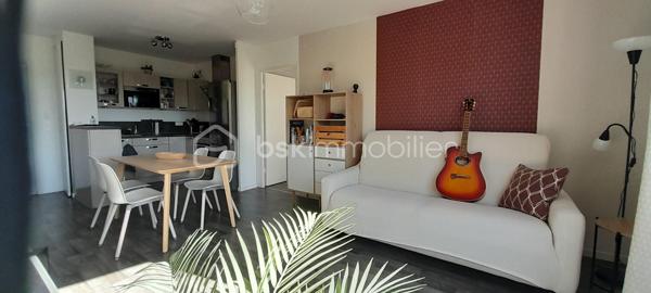 Situé au sein de la résidence recherchée des Joncs Marins, construite en 2016, cet appartement 2 pièces de 41 m², au 2ᵉ étage sur 3 avec ascenseur, saura vous séduire dès la première visite. 
Baigné de lumière et sans vis-à-vis, ce bien séduit immédiatement par son agencement fonctionnel et son excellent état général. Extrêmement bien entretenu par un propriétaire particulièrement soigneux, l’appartement est dans un état irréprochable.
Il se compose d’une entrée ouverte sur une belle pièce de vie exposée plein sud de 23.28 m², avec séjour et cuisine ouverte, aménagée et équipée avec soin, et bénéficiant d’une excellente luminosité. 
Côté nuit, vous trouverez une chambre confortable de 11.79 m² avec loggia, idéale pour profiter d’un espace extérieur au calme, ainsi qu’une grande salle de bains avec WC et baignoire, conforme aux normes handicapées. 
L’appartement dispose d’une bonne isolation et d’un chauffage au gaz assurant un confort thermique efficace au quotidien. 
Vous bénéficierez d’un stationnement privatif sous la forme d’une petite allée, avec une partie couverte, pouvant accueillir 2/3 voitures.
Idéalement situé dans un environnement calme en retrait de l’agitation du centre-ville , l’appartement se trouve à seulement 500 mètres des commerces. Vous profiterez également à proximité immédiate d’une coulée verte, ainsi qu'un bois agréable pour vos promenades, parfaits pour vos moments de détente en plein air.
À proximité des axes routiers principaux (A6 et N104 à 5 minutes) et des transports en commun (bus, tram T12, RER) cet appartement est prêt à vous accueillir immédiatement sans aucun travaux.
