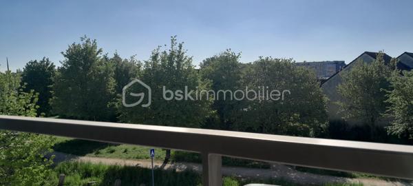 Situé au sein de la résidence recherchée des Joncs Marins, construite en 2016, cet appartement 2 pièces de 41 m², au 2ᵉ étage sur 3 avec ascenseur, saura vous séduire dès la première visite. 
Baigné de lumière et sans vis-à-vis, ce bien séduit immédiatement par son agencement fonctionnel et son excellent état général. Extrêmement bien entretenu par un propriétaire particulièrement soigneux, l’appartement est dans un état irréprochable.
Il se compose d’une entrée ouverte sur une belle pièce de vie exposée plein sud de 23.28 m², avec séjour et cuisine ouverte, aménagée et équipée avec soin, et bénéficiant d’une excellente luminosité. 
Côté nuit, vous trouverez une chambre confortable de 11.79 m² avec loggia, idéale pour profiter d’un espace extérieur au calme, ainsi qu’une grande salle de bains avec WC et baignoire, conforme aux normes handicapées. 
L’appartement dispose d’une bonne isolation et d’un chauffage au gaz assurant un confort thermique efficace au quotidien. 
Vous bénéficierez d’un stationnement privatif sous la forme d’une petite allée, avec une partie couverte, pouvant accueillir 2/3 voitures.
Idéalement situé dans un environnement calme en retrait de l’agitation du centre-ville , l’appartement se trouve à seulement 500 mètres des commerces. Vous profiterez également à proximité immédiate d’une coulée verte, ainsi qu'un bois agréable pour vos promenades, parfaits pour vos moments de détente en plein air.
À proximité des axes routiers principaux (A6 et N104 à 5 minutes) et des transports en commun (bus, tram T12, RER) cet appartement est prêt à vous accueillir immédiatement sans aucun travaux.