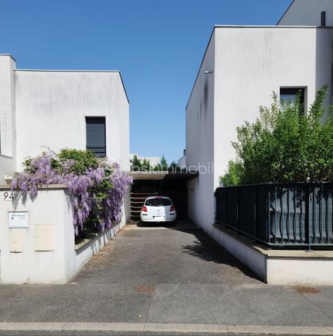 Situé au sein de la résidence recherchée des Joncs Marins, construite en 2016, cet appartement 2 pièces de 41 m², au 2ᵉ étage sur 3 avec ascenseur, saura vous séduire dès la première visite. 
Baigné de lumière et sans vis-à-vis, ce bien séduit immédiatement par son agencement fonctionnel et son excellent état général. Extrêmement bien entretenu par un propriétaire particulièrement soigneux, l’appartement est dans un état irréprochable.
Il se compose d’une entrée ouverte sur une belle pièce de vie exposée plein sud de 23.28 m², avec séjour et cuisine ouverte, aménagée et équipée avec soin, et bénéficiant d’une excellente luminosité. 
Côté nuit, vous trouverez une chambre confortable de 11.79 m² avec loggia, idéale pour profiter d’un espace extérieur au calme, ainsi qu’une grande salle de bains avec WC et baignoire, conforme aux normes handicapées. 
L’appartement dispose d’une bonne isolation et d’un chauffage au gaz assurant un confort thermique efficace au quotidien. 
Vous bénéficierez d’un stationnement privatif sous la forme d’une petite allée, avec une partie couverte, pouvant accueillir 2/3 voitures.
Idéalement situé dans un environnement calme en retrait de l’agitation du centre-ville , l’appartement se trouve à seulement 500 mètres des commerces. Vous profiterez également à proximité immédiate d’une coulée verte, ainsi qu'un bois agréable pour vos promenades, parfaits pour vos moments de détente en plein air.
À proximité des axes routiers principaux (A6 et N104 à 5 minutes) et des transports en commun (bus, tram T12, RER) cet appartement est prêt à vous accueillir immédiatement sans aucun travaux.