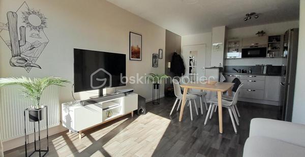 Situé au sein de la résidence recherchée des Joncs Marins, construite en 2016, cet appartement 2 pièces de 41 m², au 2ᵉ étage sur 3 avec ascenseur, saura vous séduire dès la première visite. 
Baigné de lumière et sans vis-à-vis, ce bien séduit immédiatement par son agencement fonctionnel et son excellent état général. Extrêmement bien entretenu par un propriétaire particulièrement soigneux, l’appartement est dans un état irréprochable.
Il se compose d’une entrée ouverte sur une belle pièce de vie exposée plein sud de 23.28 m², avec séjour et cuisine ouverte, aménagée et équipée avec soin, et bénéficiant d’une excellente luminosité. 
Côté nuit, vous trouverez une chambre confortable de 11.79 m² avec loggia, idéale pour profiter d’un espace extérieur au calme, ainsi qu’une grande salle de bains avec WC et baignoire, conforme aux normes handicapées. 
L’appartement dispose d’une bonne isolation et d’un chauffage au gaz assurant un confort thermique efficace au quotidien. 
Vous bénéficierez d’un stationnement privatif sous la forme d’une petite allée, avec une partie couverte, pouvant accueillir 2/3 voitures.
Idéalement situé dans un environnement calme en retrait de l’agitation du centre-ville , l’appartement se trouve à seulement 500 mètres des commerces. Vous profiterez également à proximité immédiate d’une coulée verte, ainsi qu'un bois agréable pour vos promenades, parfaits pour vos moments de détente en plein air.
À proximité des axes routiers principaux (A6 et N104 à 5 minutes) et des transports en commun (bus, tram T12, RER) cet appartement est prêt à vous accueillir immédiatement sans aucun travaux.
