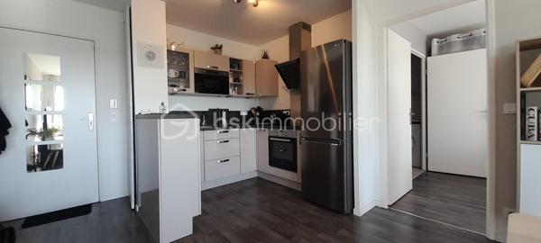 Situé au sein de la résidence recherchée des Joncs Marins, construite en 2016, cet appartement 2 pièces de 41 m², au 2ᵉ étage sur 3 avec ascenseur, saura vous séduire dès la première visite. 
Baigné de lumière et sans vis-à-vis, ce bien séduit immédiatement par son agencement fonctionnel et son excellent état général. Extrêmement bien entretenu par un propriétaire particulièrement soigneux, l’appartement est dans un état irréprochable.
Il se compose d’une entrée ouverte sur une belle pièce de vie exposée plein sud de 23.28 m², avec séjour et cuisine ouverte, aménagée et équipée avec soin, et bénéficiant d’une excellente luminosité. 
Côté nuit, vous trouverez une chambre confortable de 11.79 m² avec loggia, idéale pour profiter d’un espace extérieur au calme, ainsi qu’une grande salle de bains avec WC et baignoire, conforme aux normes handicapées. 
L’appartement dispose d’une bonne isolation et d’un chauffage au gaz assurant un confort thermique efficace au quotidien. 
Vous bénéficierez d’un stationnement privatif sous la forme d’une petite allée, avec une partie couverte, pouvant accueillir 2/3 voitures.
Idéalement situé dans un environnement calme en retrait de l’agitation du centre-ville , l’appartement se trouve à seulement 500 mètres des commerces. Vous profiterez également à proximité immédiate d’une coulée verte, ainsi qu'un bois agréable pour vos promenades, parfaits pour vos moments de détente en plein air.
À proximité des axes routiers principaux (A6 et N104 à 5 minutes) et des transports en commun (bus, tram T12, RER) cet appartement est prêt à vous accueillir immédiatement sans aucun travaux.