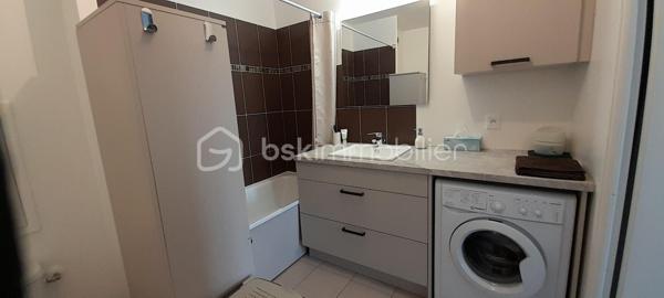 Situé au sein de la résidence recherchée des Joncs Marins, construite en 2016, cet appartement 2 pièces de 41 m², au 2ᵉ étage sur 3 avec ascenseur, saura vous séduire dès la première visite. 
Baigné de lumière et sans vis-à-vis, ce bien séduit immédiatement par son agencement fonctionnel et son excellent état général. Extrêmement bien entretenu par un propriétaire particulièrement soigneux, l’appartement est dans un état irréprochable.
Il se compose d’une entrée ouverte sur une belle pièce de vie exposée plein sud de 23.28 m², avec séjour et cuisine ouverte, aménagée et équipée avec soin, et bénéficiant d’une excellente luminosité. 
Côté nuit, vous trouverez une chambre confortable de 11.79 m² avec loggia, idéale pour profiter d’un espace extérieur au calme, ainsi qu’une grande salle de bains avec WC et baignoire, conforme aux normes handicapées. 
L’appartement dispose d’une bonne isolation et d’un chauffage au gaz assurant un confort thermique efficace au quotidien. 
Vous bénéficierez d’un stationnement privatif sous la forme d’une petite allée, avec une partie couverte, pouvant accueillir 2/3 voitures.
Idéalement situé dans un environnement calme en retrait de l’agitation du centre-ville , l’appartement se trouve à seulement 500 mètres des commerces. Vous profiterez également à proximité immédiate d’une coulée verte, ainsi qu'un bois agréable pour vos promenades, parfaits pour vos moments de détente en plein air.
À proximité des axes routiers principaux (A6 et N104 à 5 minutes) et des transports en commun (bus, tram T12, RER) cet appartement est prêt à vous accueillir immédiatement sans aucun travaux.