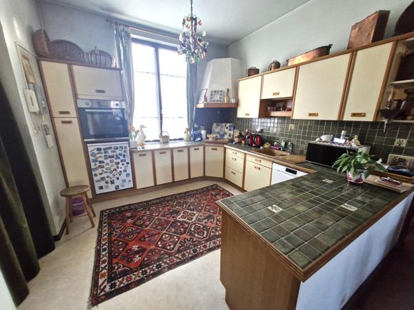 BRON proche centre, Maison T6 sur 560 m² de terrain