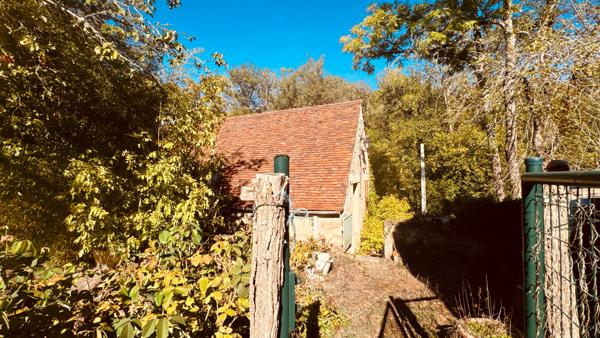 EXCLUSIVITE - AVALLON , VALLEE DU COUSIN . Propriété avec terrain de 3 ha 53 environ au prix de 267 500 €
