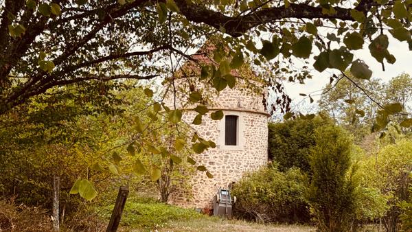 EXCLUSIVITE - AVALLON , VALLEE DU COUSIN . Propriété avec terrain de 3 ha 53 environ au prix de 267 500 €
