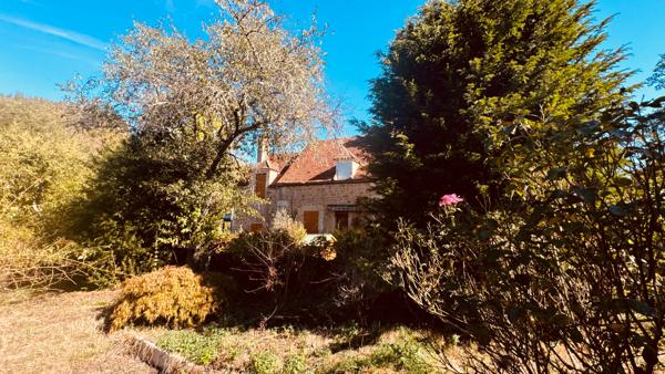 EXCLUSIVITE - AVALLON , VALLEE DU COUSIN . Propriété avec terrain de 3 ha 53 environ au prix de 267 500 €