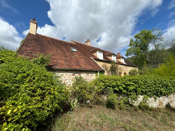 EXCLUSIVITE - AVALLON , VALLEE DU COUSIN . Propriété avec terrain de 3 ha 53 environ au prix de 267 500 €