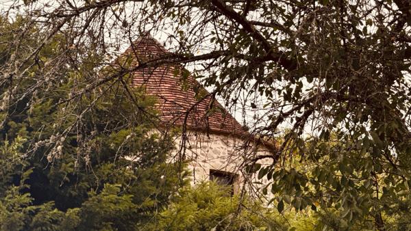 EXCLUSIVITE - AVALLON , VALLEE DU COUSIN . Propriété avec terrain de 3 ha 53 environ au prix de 267 500 €