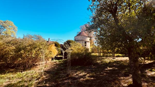 EXCLUSIVITE - AVALLON , VALLEE DU COUSIN . Propriété avec terrain de 3 ha 53 environ au prix de 267 500 €