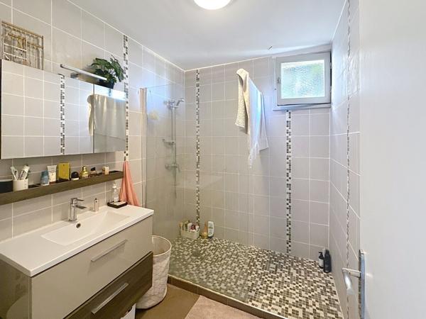 Appartement 3 pièce(s) 72 m² avec extérieur, deux chambres, stationnement libre, avec une cave. Vendu LOUE