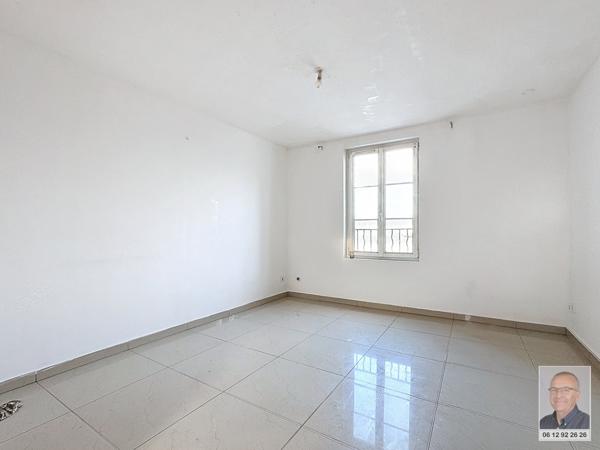 A LOUER STUDIO FACE À LA GARE RER CREIL