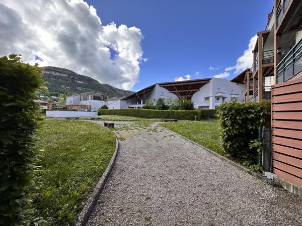 Appartement T2 attique avec balcon et parking sécurisé