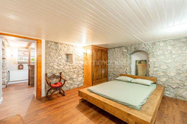 Bienvenue dans cet appartement rare par sa superficie notamment  , idéalement situé au cœur de la ville de la Roche-sur-Foron , alliant charme et espace moderne. 
Avec ses 224m², cet appartement unique bénéficie de 5 pièces parfaitement aménagées pour créer une atmosphère chaleureuse et conviviale.
Le bien possède un appartement  avec accès totalement indépendant, idéal pour du locatif ou pour créer un espace professionnel ( profession libérale...)

Les extérieurs proposent une vaste terrasse, ainsi qu'un espace jardin sur l'arrière de la bâtisse. 
En annexes : grande cave pour stockage ainsi qu'une place de parking privatif pour plus de confort. 

À proximité, bénéficiez des commerces, écoles , gare et transports en commun pour un quotidien facilité.
Contact  Séverine TOSI pour programmer une visite.
