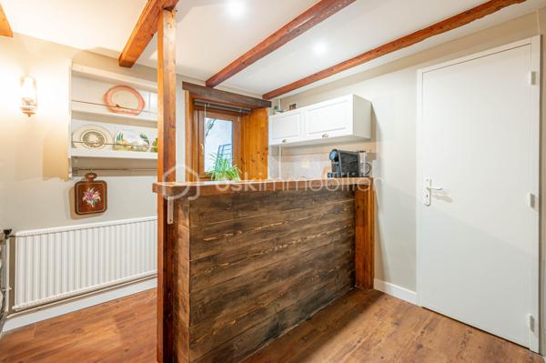 Bienvenue dans cet appartement rare par sa superficie notamment  , idéalement situé au cœur de la ville de la Roche-sur-Foron , alliant charme et espace moderne. 
Avec ses 224m², cet appartement unique bénéficie de 5 pièces parfaitement aménagées pour créer une atmosphère chaleureuse et conviviale.
Le bien possède un appartement  avec accès totalement indépendant, idéal pour du locatif ou pour créer un espace professionnel ( profession libérale...)

Les extérieurs proposent une vaste terrasse, ainsi qu'un espace jardin sur l'arrière de la bâtisse. 
En annexes : grande cave pour stockage ainsi qu'une place de parking privatif pour plus de confort. 

À proximité, bénéficiez des commerces, écoles , gare et transports en commun pour un quotidien facilité.
Contact  Séverine TOSI pour programmer une visite.