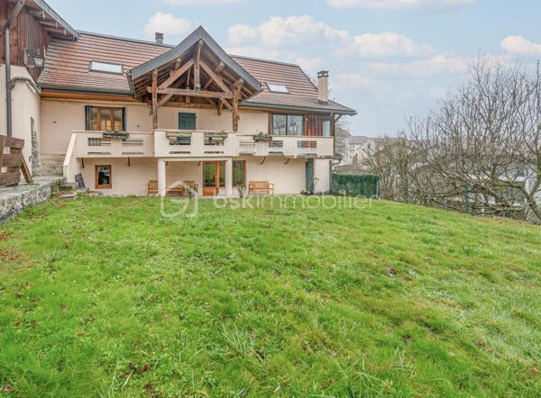Bienvenue dans cet appartement rare par sa superficie notamment  , idéalement situé au cœur de la ville de la Roche-sur-Foron , alliant charme et espace moderne. 
Avec ses 224m², cet appartement unique bénéficie de 5 pièces parfaitement aménagées pour créer une atmosphère chaleureuse et conviviale.
Le bien possède un appartement  avec accès totalement indépendant, idéal pour du locatif ou pour créer un espace professionnel ( profession libérale...)

Les extérieurs proposent une vaste terrasse, ainsi qu'un espace jardin sur l'arrière de la bâtisse. 
En annexes : grande cave pour stockage ainsi qu'une place de parking privatif pour plus de confort. 

À proximité, bénéficiez des commerces, écoles , gare et transports en commun pour un quotidien facilité.
Contact  Séverine TOSI pour programmer une visite.
